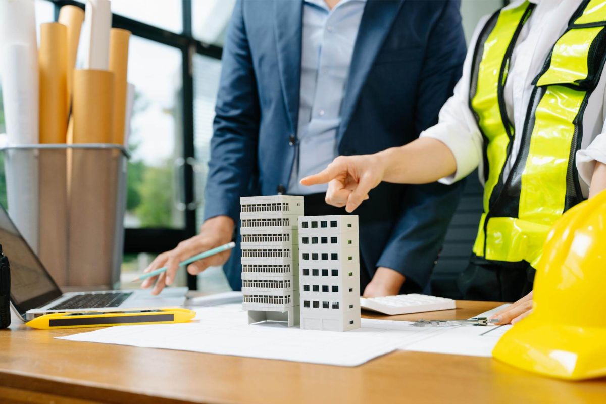 Dwóch ludzi z makietą budynku