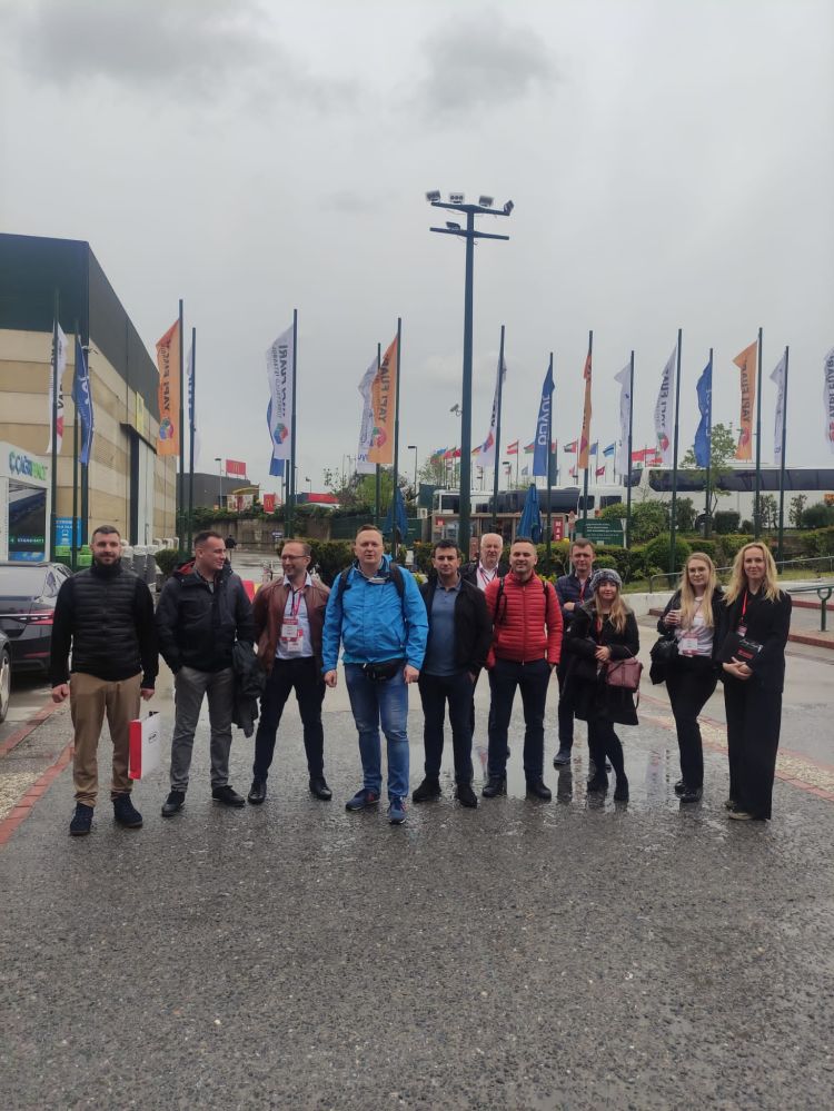 grupa ludzi pozujących do zdjęcia