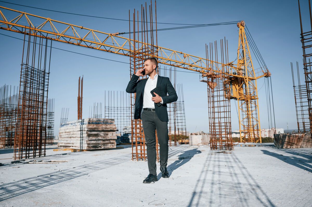 Biznesmen na budowie