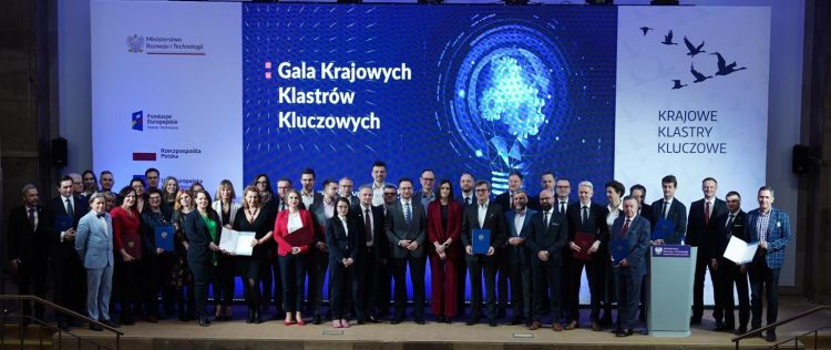 grupa ludzi pozujących do zdjęci