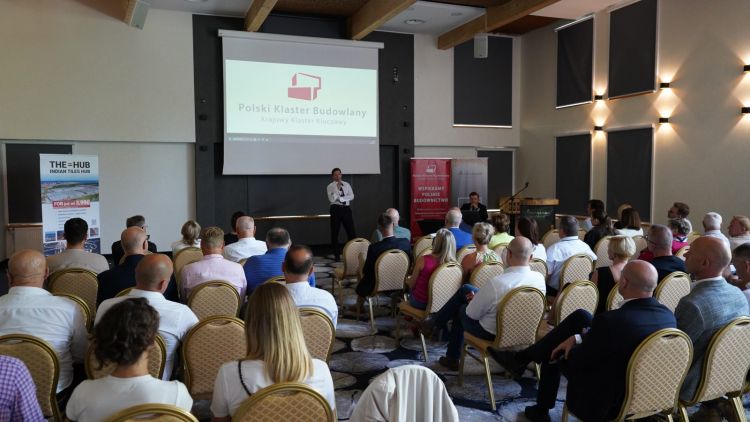 zdjęcie z części oficjalnej na sali konferencyjnej podczas spotkania integracyjno-biznesowego w Augustowie