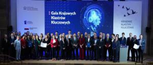 grupa ludzi podczas gali