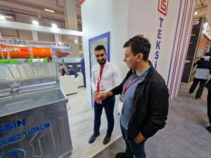 dwóch rozmawiających ludzi