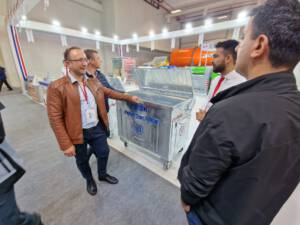 człowiek prezentujący zbiornik na odpady