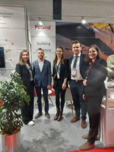 grupa ludzi pozujących do zdjęcia