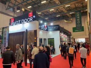 grupa ludzi w obiekcie