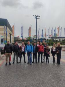 grupa ludzi pozujących do zdjęcia