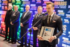 prezes zarządu Rutkowski Group odbiera ceryfikat