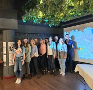 grupa ludzi pozująca do zdjęcia